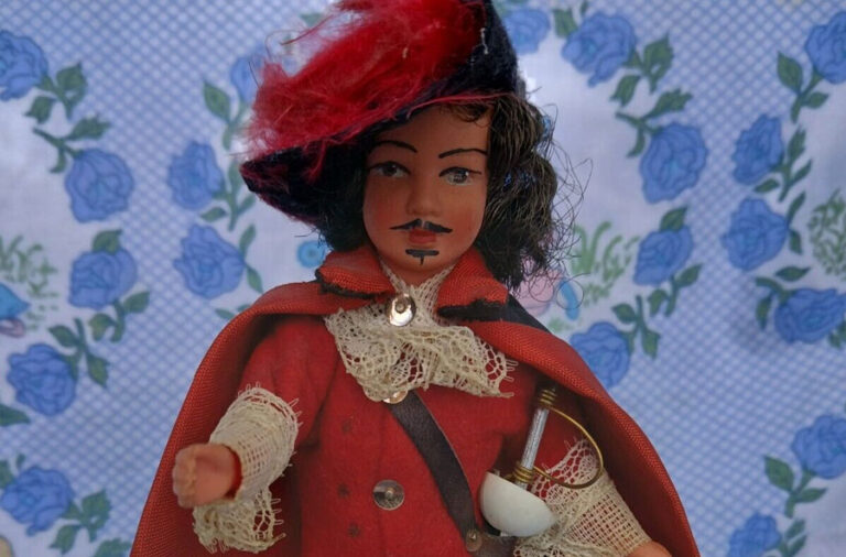 Poupée ancienne mousquetaire