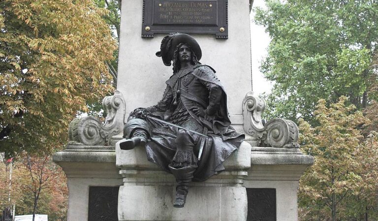 Statue of d'Artagnan in Paris